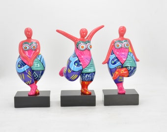 Set mit 3 Statuen runder Frauen „Dancing Girls“ aus mehrfarbigem Harz, Höhe 31 Zentimeter mit Sockel