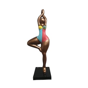 Very big statue of round woman &quot;Nana dancer&quot; in multicolored resin. Height 120 centimeters. Model &quot;Pietra&quot; Decoration Laure Terrier