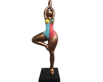 Très grande statue de femme ronde "Nana danseuse" en résine multicolore. modèle "Pietra" par Laure Terrier. Hauteur 120 centimètres