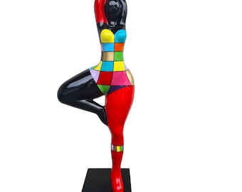 Très grande statue de femme ronde "Nana danseuse" en résine multicolore. modèle "Carrera" par Laure Terrier. Hauteur 120 centimètres