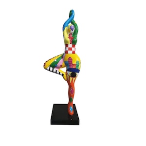 Very big statue of round woman &quot;Nana dancer&quot; in multicolored resin. Height 120 centimeters. Model &quot;Pop&quot; Decoration Laure Terrier