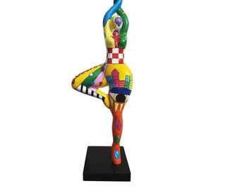 Très grande statue de femme ronde "Nana danseuse" en résine multicolore. modèle "Pop" par Laure Terrier. Hauteur 120 centimètres