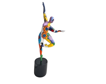 Statue de femme ronde "Nana danseuse", en résine multicolore. Hauteur 29 centimètres avec le socle