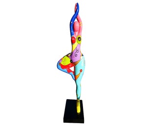 Très grande statue de femme ronde "Nana danseuse" en résine multicolore. modèle "Circus" par Laure Terrier. Hauteur 120 centimètres