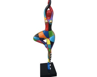 Très grande statue de femme ronde "Nana danseuse" en résine multicolore. modèle "Gambetta" par Laure Terrier. Hauteur 120 centimètres