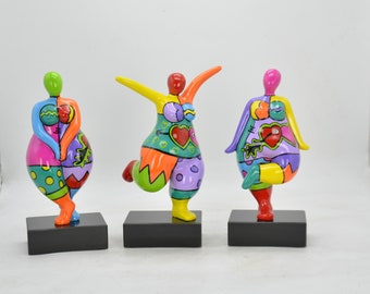 Lot de 3 statues de femmes rondes "Nanas danseuses" en résine multicolore, hauteur 31 centimètres avec le socle