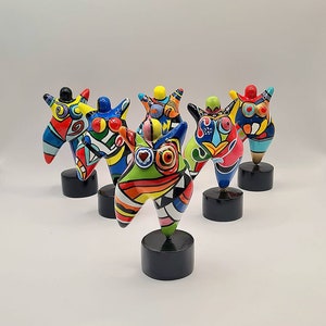 Lot de 6 petites statues de Femmes rondes "Nanas", en résine multicolore hauteur 12 centimètres avec le socle