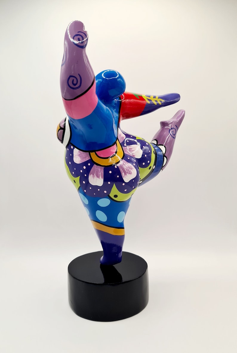 Statue de femme ronde Nana danseuse, en résine multicolore. Hauteur 28 centimètres avec le socle image 3
