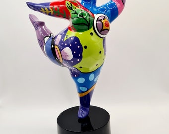 Statua di donna rotonda "Nana ballerina" in resina multicolore, altezza 38 centimetri con la base
