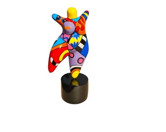 Grande statue de femme ronde "Nana danseuse" en résine multicolore. Hauteur 60 centimètres avec le socle