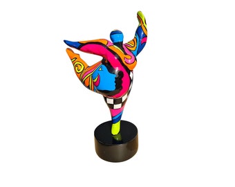 Statue de femme ronde "Nana danseuse" en résine multicolore, hauteur 38 centimètres avec le socle