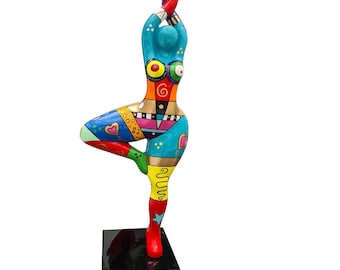Sehr große Statue einer runden Frau „Dancing Nana“ aus mehrfarbigem Harz. Modell „Milla“ von Laure Terrier. Höhe 120 Zentimeter