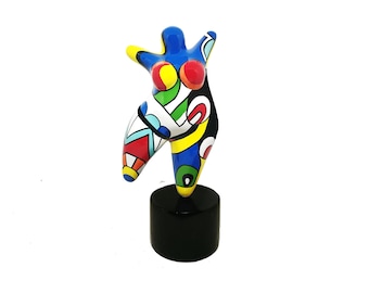 Grande statue de femme ronde "Nana danseuse" en résine multicolore. Hauteur 60 centimètres avec le socle