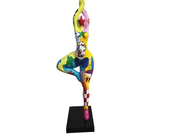 Très grande statue de femme ronde "Nana danseuse" en résine multicolore. modèle "Pop" par Laure Terrier. Hauteur 120 centimètres