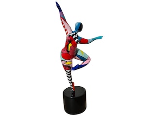 Statue de femme ronde "Nana danseuse", en résine multicolore. Hauteur 29 centimètres avec le socle