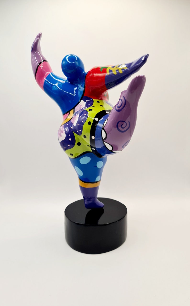 Statue de femme ronde Nana danseuse, en résine multicolore. Hauteur 28 centimètres avec le socle image 2