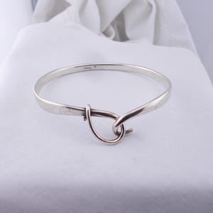 Bransoletka typu bangle ze srebra próby 925, w stylu vintage, z pętelką i haczykiem z przodu, prosta i elegancka