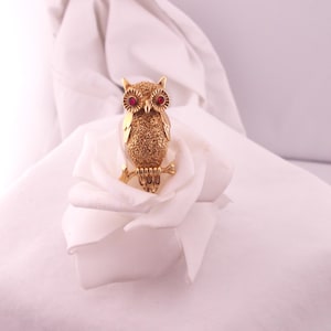 Op de afbeelding: Een rustiek houten bord met de tekst "Welcome to our home" in witte letters. Het bord heeft een verweerde afwerking, perfect voor een uitnodigende entree.