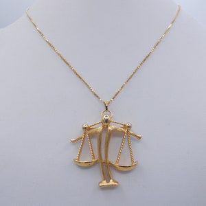 D&#39;Orlan Vintage goldfarbene Anhänger Halskette, Kette mit Waage der Gerechtigkeit Anhänger, 22 &quot;Halskette