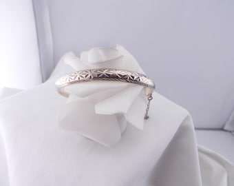 Sterling silver vintage bangle bracelet, hinged, diamond cut, safety chain, 7.25" long