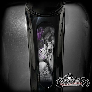 Inserto de tablero de 8 pulgadas hecho a medida Harley Davidson para Street Glide y Road Glide - Death Kiss Purple Sugar Skull