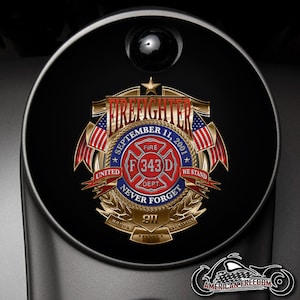Puede incluir: Un emblema de bombero negro y dorado con una cruz roja y el texto "FIRE F343D DEPT. SEPTEMBER 11, 2001 UNITED WE STAND NEVER FORGET 911 HONOR SERVICE SACRIFICE"