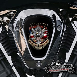 Könnte beinhalten: Ein verchromter Motorrad-Luftfilterdeckel mit einem schwarz-roten amerikanischen Flaggen-Design. Die Flagge hat einen weißen Adler mit einem Stern auf der Brust. Der Text "ARMY" befindet sich über der Flagge und "PROUD TO HAVE SERVED VETERAN" unter der Flagge.