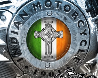 Puede incluir: Primer plano de una pieza de motocicleta cromada con las palabras "INDIAN MOTORCYCLE" y "1901" inscritas alrededor del borde. El centro presenta un recorte circular con una bandera irlandesa y una cruz celta.