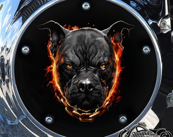 Può includere: Una copertura per moto nera e arancione con un cane nero dall'aspetto feroce con occhi gialli luminosi, circondato da fiamme. Il cane indossa un collare a catena dorata.