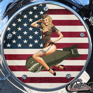 Harley Davidson Custom Made Derby Abdeckung oder Timing Abdeckung (Ihre Wahl) Für alle Big Twin, Twin Cam, Milwaukee 8 & Sportster - Pin Up Flag