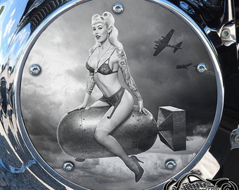 Harley Davidson Custom Made Derby Cover o Cover distribuzione (a tua scelta) Big Twin, Twin Cam, Milwaukee 8 e Sportster - Bomber Pin Up b/n