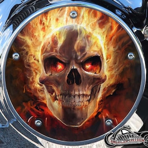 Harley Davidson Custom Made Derby Cover o Cover distribuzione (a tua scelta) Per tutti i Big Twin, Twin Cam, Milwaukee 8 e Sportster - Flame Skull