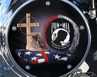 Può includere: Una copertura per moto nera con un emblema POW MIA, una croce, uno stivale e una bandiera americana. L'emblema presenta una silhouette della testa di un soldato con un bordo di filo spinato e il testo "POW MIA You Are Not Forgotten".