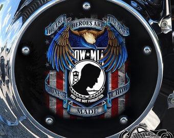 Può includere: Una copertura per moto nera con un design a bandiera americana rosso, bianco e blu. La copertura presenta una silhouette di un soldato con le parole "The True Heroes Are The Ones Who Never Made It Home" e "You Are Not Forgotten".