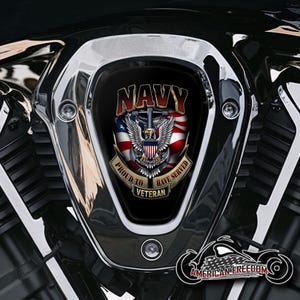 Könnte beinhalten: Ein verchromter Motorradeinlassdeckel mit einem Navy-Veteranen-Aufkleber. Der Aufkleber zeigt eine amerikanische Flagge, einen Adler und die Worte "Navy", "Proud to Have Served" und "Veteran".