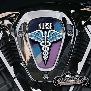 Könnte beinhalten: Ein verchromter Motorrad-Luftfilterdeckel mit einer bunten Grafik eines Caduceus und dem Wort "NURSE".