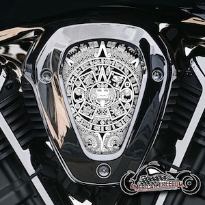 Könnte beinhalten: Ein schwarzer und weißer Motorrad-Luftfilterdeckel mit einem detaillierten aztekischen Kalenderdesign. Der Deckel ist aus Metall und hat eine glänzende Oberfläche.
