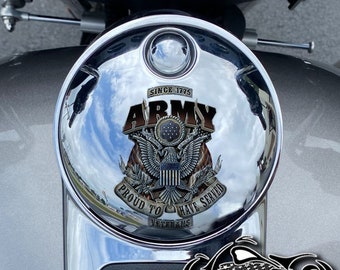 Può includere: Un tappo del serbatoio della moto cromato con un emblema dell'esercito dorato e marrone. L'emblema presenta un'aquila con uno scudo e le parole "Since 1775 Army" e "Proud to Have Served Veterans".
