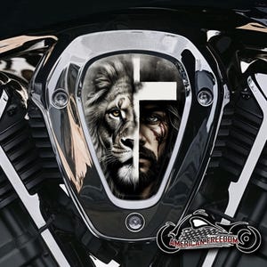 Könnte beinhalten: Ein Schwarzweißbild eines Löwen und eines Männergesichts mit einem Kreuz dahinter. Das Bild befindet sich auf einem Motorrad-Luftfilterdeckel.