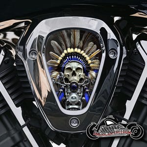Könnte beinhalten: Ein verchromter Motorradeinlassdeckel mit einem Totenkopf, der einen blauen und weißen Kopfschmuck trägt. Der Totenkopf ist von einem silbernen und schwarzen Motor umgeben.