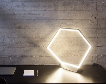 Geometrische Tischlampe, LED Beleuchtung, moderne Schreibtischlampe, Metall Tischlampe, minimalistisches Licht, Nachttischlampe, Skulpturales Licht, Einzigartiges Licht