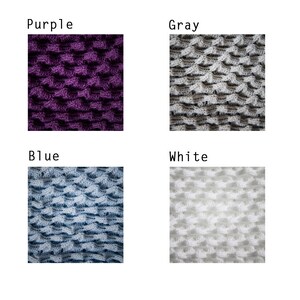 K&ouml;nnte beinhalten: Vier Nahaufnahmen von geh&auml;keltem Stoff in verschiedenen Farben: Lila, Grau, Blau und Wei&szlig;. Der Stoff hat eine strukturierte, waffelartige Textur.