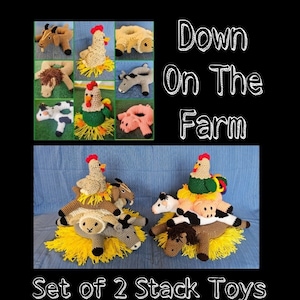 Könnte beinhalten: Set aus zwei stapelbaren Bauernhoftier-Spielzeugen. Die Spielzeuge sind aus gehäkeltem Garn und zeigen eine Henne, ein Schwein, eine Ziege, ein Schaf und einen Esel. Die Spielzeuge sind in einem Stapel angeordnet, wobei die Henne oben und der Esel unten ist. Die Spielzeuge stehen auf einem gelben Heuboden. Der Text "Down On The Farm" und "Set of 2 Stack Toys" ist auf dem Bild zu sehen.