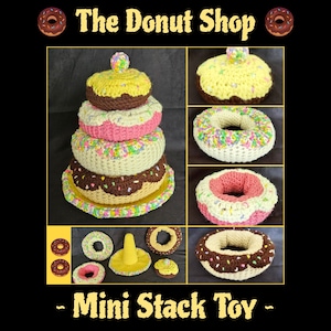 Puede incluir: Una pila de donuts de crochet en varios colores, incluyendo rosa, amarillo, marrón y blanco. Los donuts están decorados con chispas y tienen un glaseado de chocolate. La pila está etiquetada como "Mini Stack Toy" y forma parte de una colección llamada "The Donut Shop".