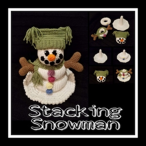 Op de afbeelding: Een gehaakt sneeuwpop-speelgoed met een groene hoed, bruine armen en een witte sjaal. De sneeuwpop is gemaakt van vier witte gehaakte ballen, met kleurrijke knopen op de middelste bal. De sneeuwpop zit op een witte gehaakte basis. De afbeelding toont ook de afzonderlijke delen van de sneeuwpop, inclusief de hoed, armen en basis.