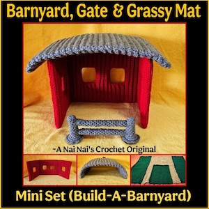 Puede incluir: Un mini juego de granja de ganchillo con un granero rojo, un techo gris y una valla gris. El juego incluye una alfombra de hierba. El texto de la imagen dice "Barnyard, Gate & Grassy Mat" y "Mini Set (Build-A-Barnyard)".