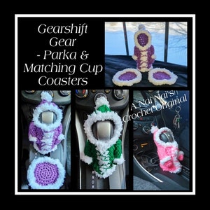 Könnte beinhalten: Drei gehäkelte Automatik-Schalthebel-Abdeckungen in Lila, Grün und Rosa mit weißem Besatz. Jede Abdeckung hat einen passenden gehäkelten Untersetzer.