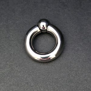 Kółko do piercingu Prince Albert, 8 mm, 0 g, z grubej stali, łatwe w dopasowaniu, z wkręcaną kulką. Średnica 19 mm, kulka 12 mm.
