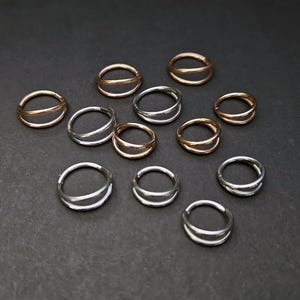 Könnte beinhalten: Eine weiße Keramik-Tasse mit schwarzem Henkel und dem Text "But First, Coffee" in schwarzer, handschriftlicher Schrift. Die Tasse steht auf einer weißen Oberfläche.