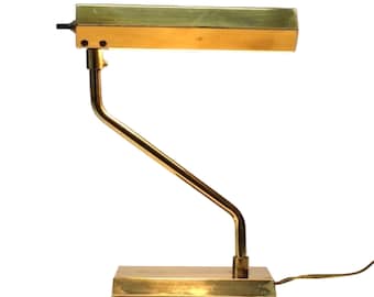 Luminária de mesa angular em latão | Meados do século